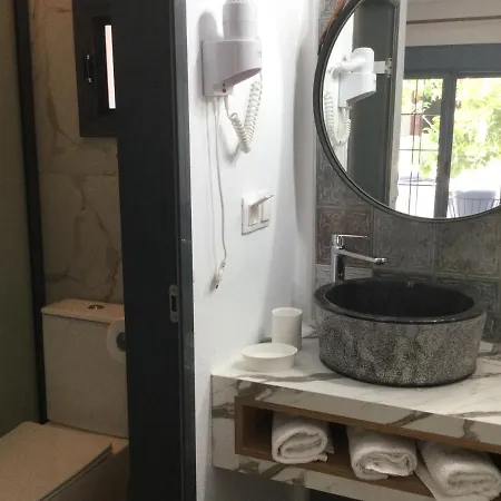 Sweet בית הארחה 4*